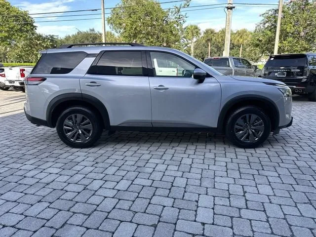 2025 Nissan Pathfinder SV photo 14