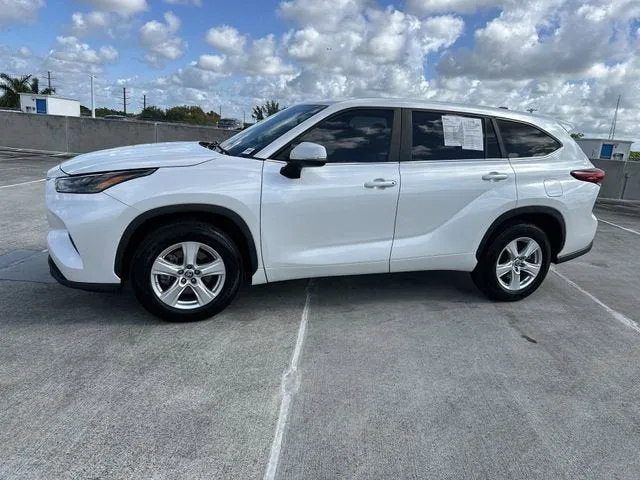 2023 Toyota Highlander L photo 32