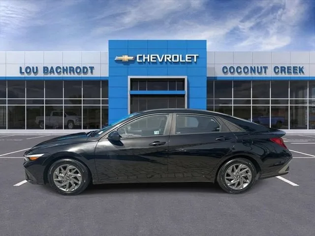 2024 Hyundai Elantra SEL photo 5
