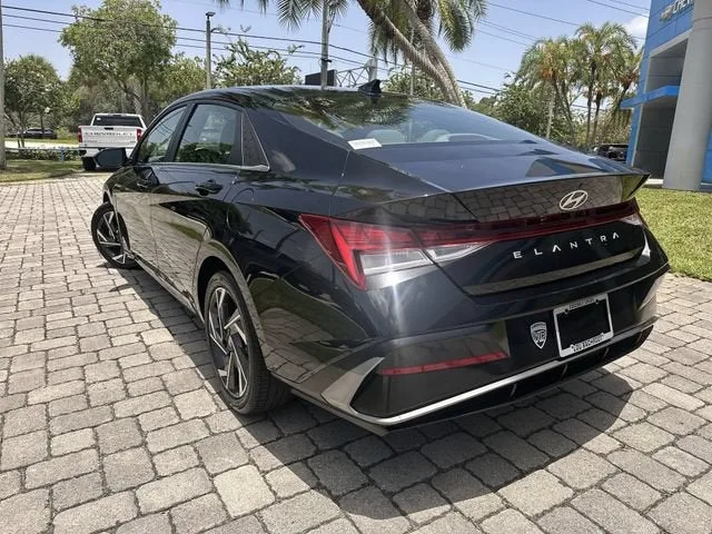 2025 Hyundai Elantra SEL Convenience photo 12
