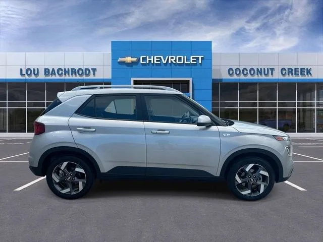2025 Hyundai Venue SEL photo 9