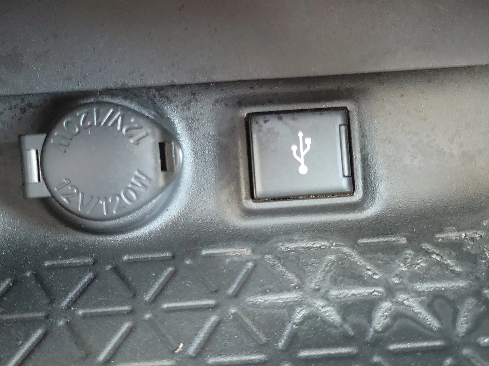 2021 Toyota RAV4 XLE photo 32