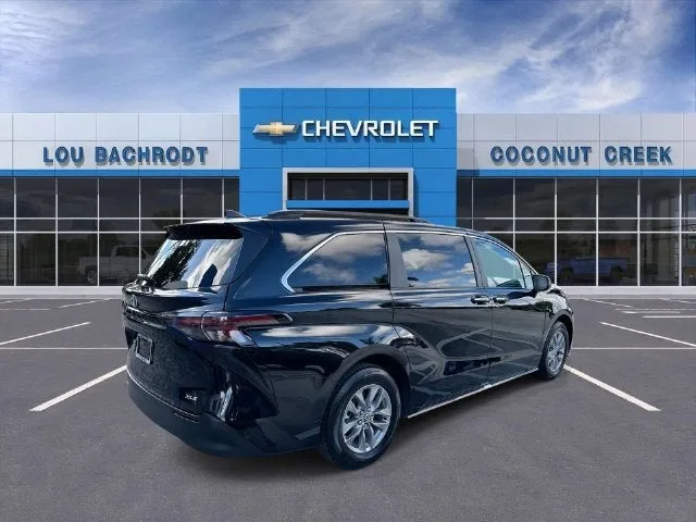 2026 Toyota Sienna XLE photo 8