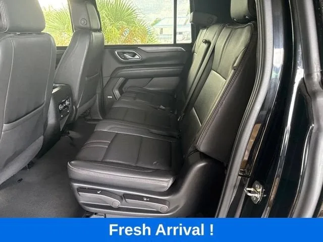 2023 Chevrolet Suburban RST photo 3