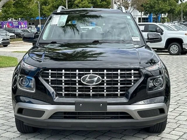 2025 Hyundai Venue SEL photo 18