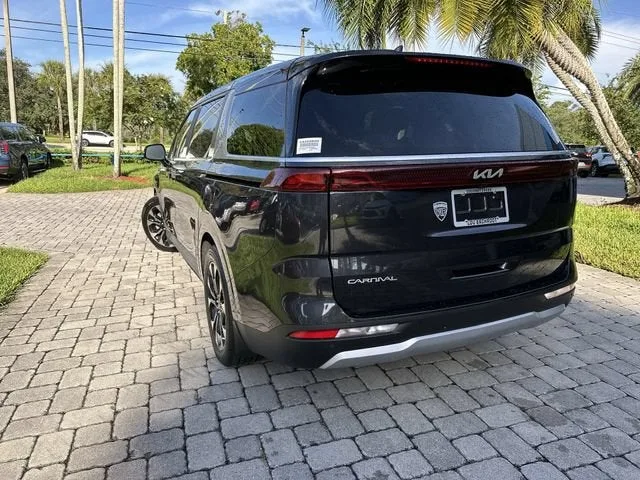 2023 Kia Carnival EX photo 12