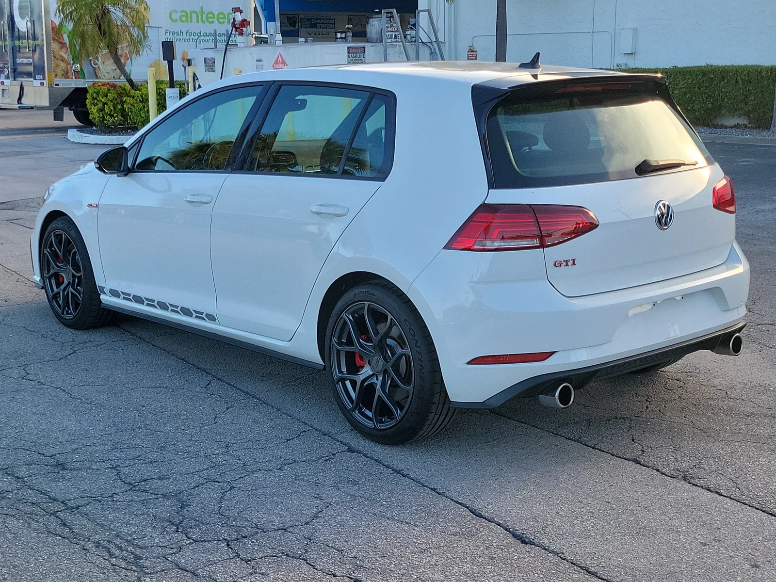 2021 Volkswagen Golf GTI S photo 3
