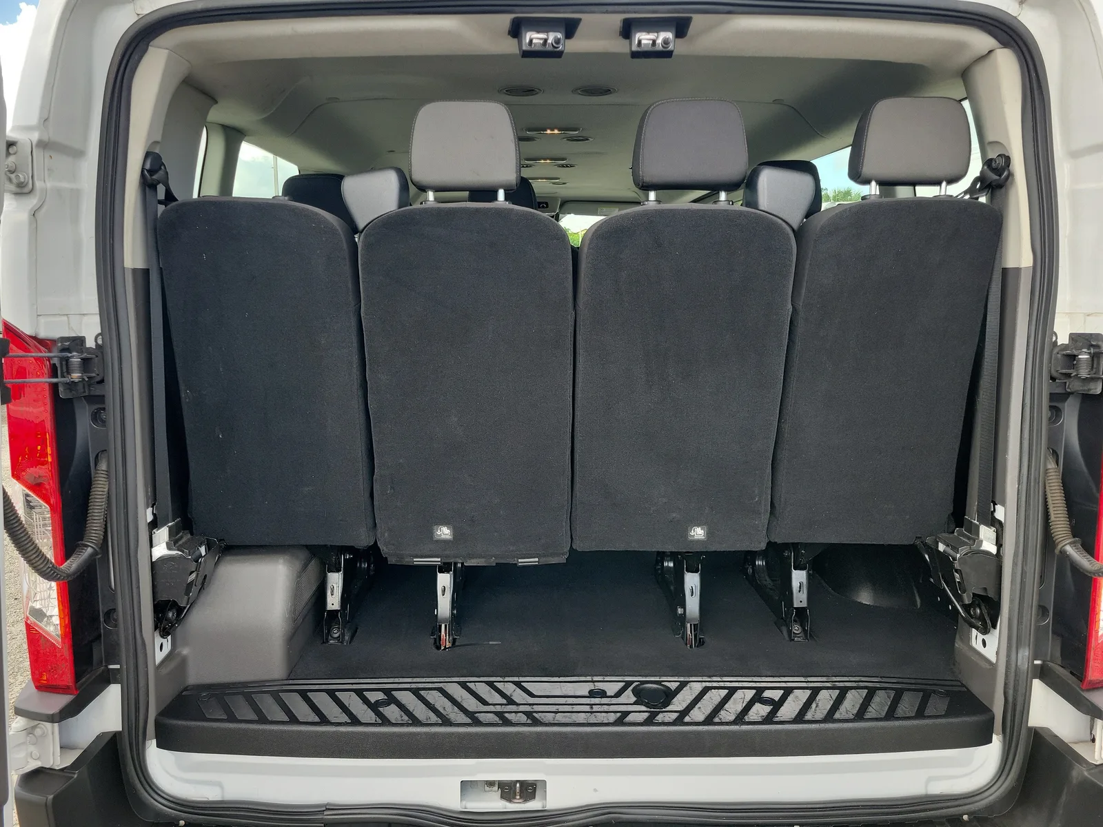 2022 Ford Transit Passenger Wagon XL photo 13