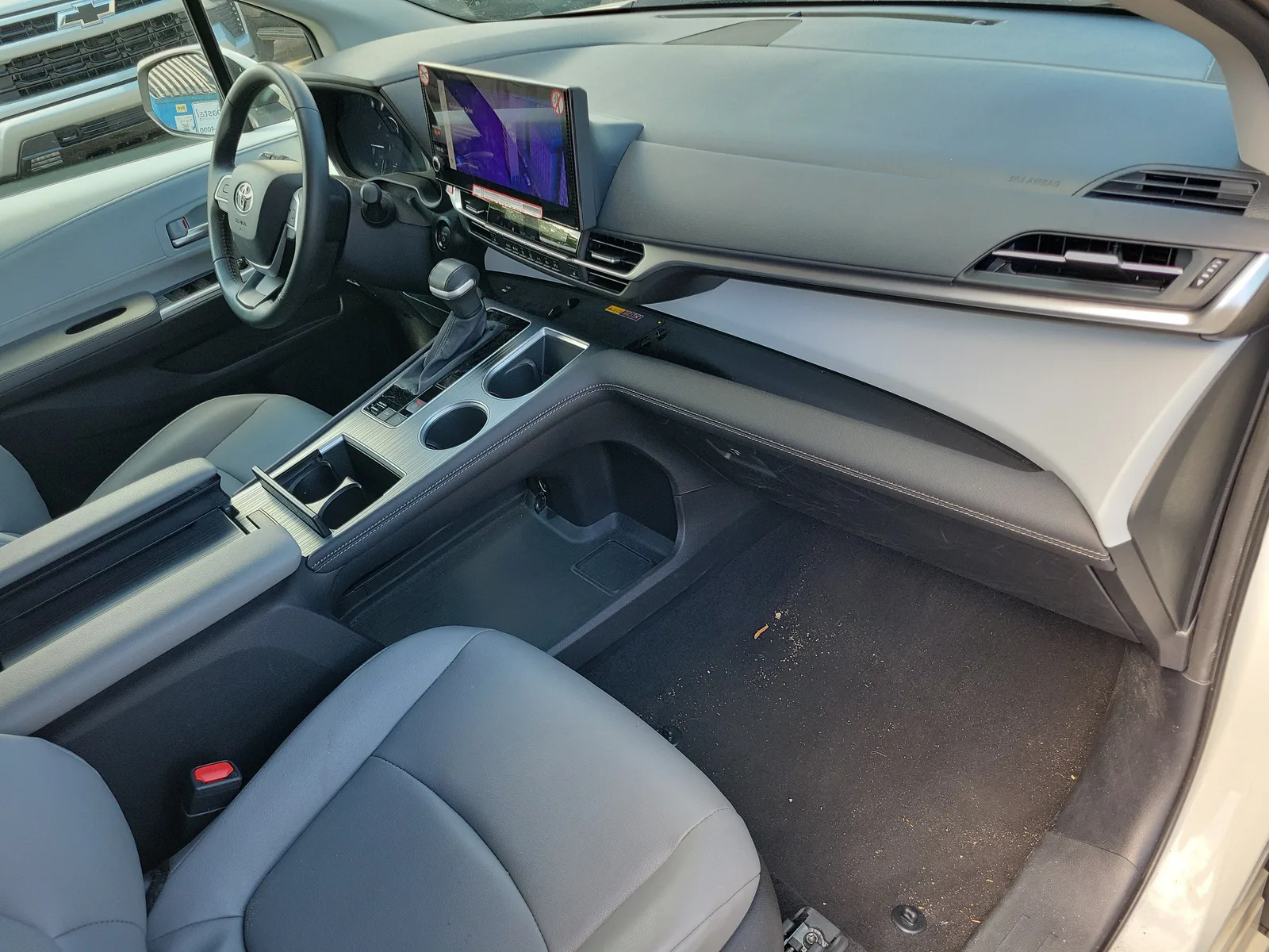 2025 Toyota Sienna XLE photo 9