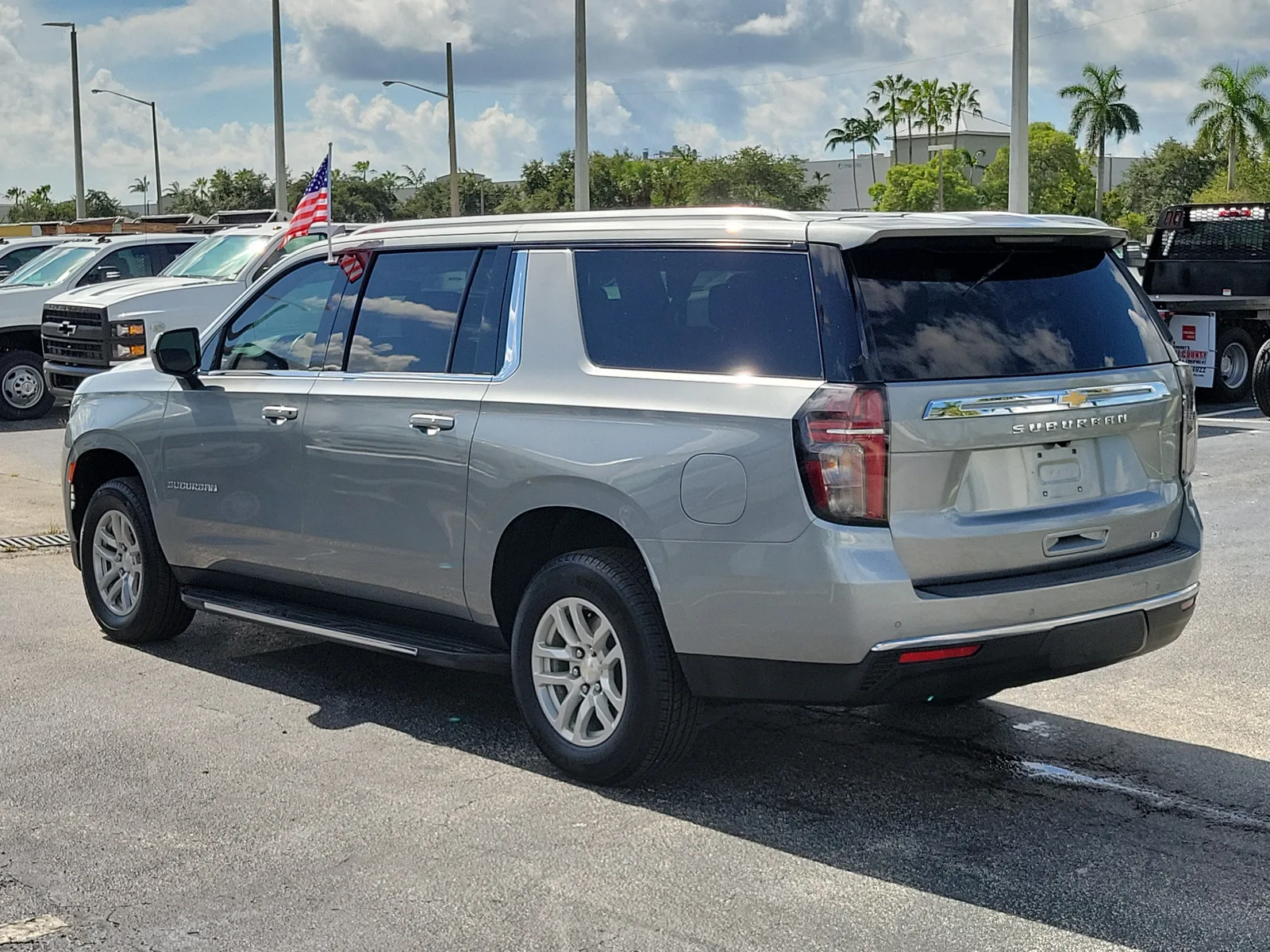 2024 Chevrolet Suburban LT photo 5