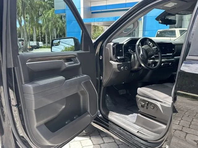 2025 Chevrolet Silverado 1500 RST photo 22