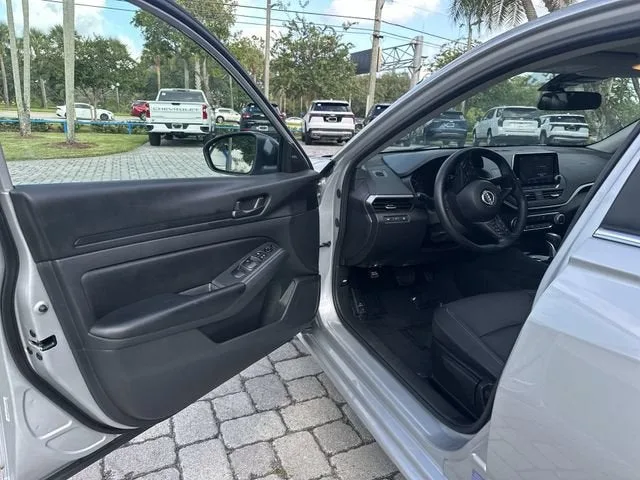 2025 Nissan Altima S photo 22
