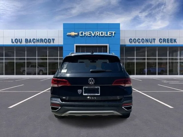 2024 Volkswagen Taos SE photo 7