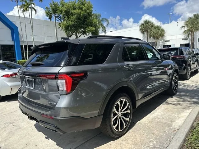 2025 Ford Explorer ST-Line photo 26