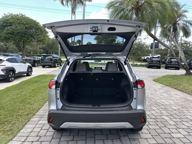 2023 Toyota Corolla Cross LE photo 28