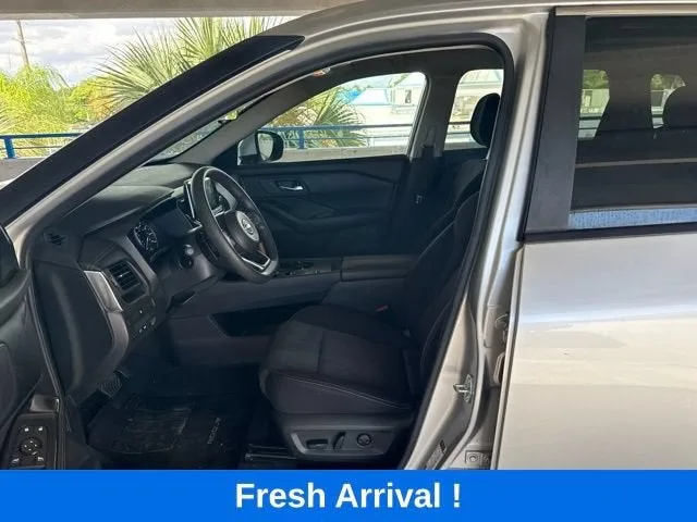 2024 Nissan Rogue SV photo 11