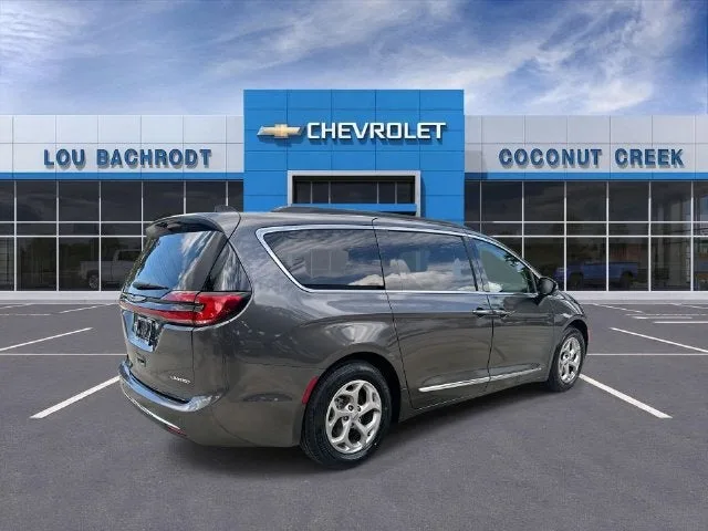 2023 Chrysler Pacifica Limited photo 8