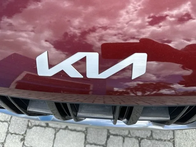 2024 Kia Carnival LX photo 10