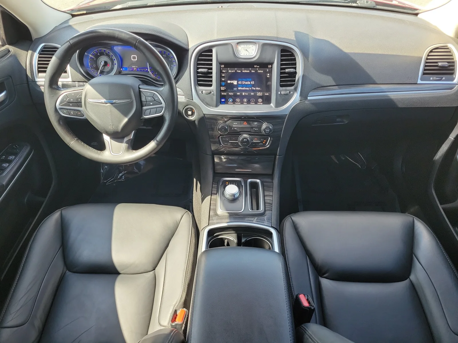 2021 Chrysler 300 Touring L photo 18