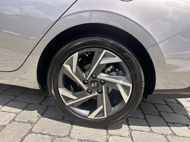 2025 Hyundai Elantra SEL Convenience photo 11