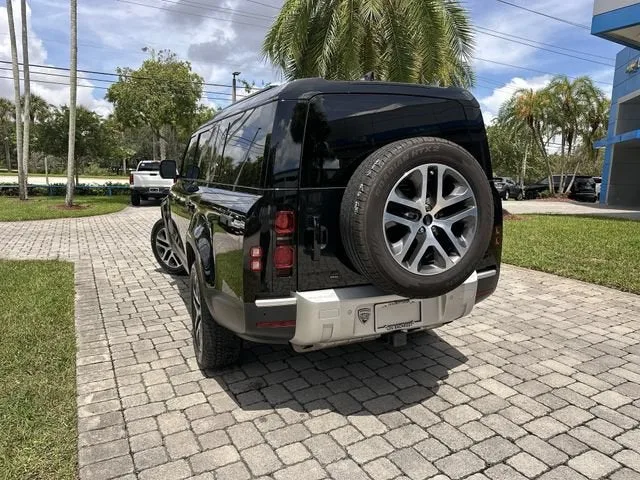 2023 Land Rover Defender SE photo 12