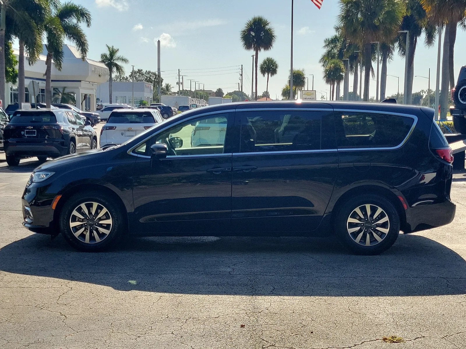 2024 Chrysler Pacifica Hybrid Select photo 6