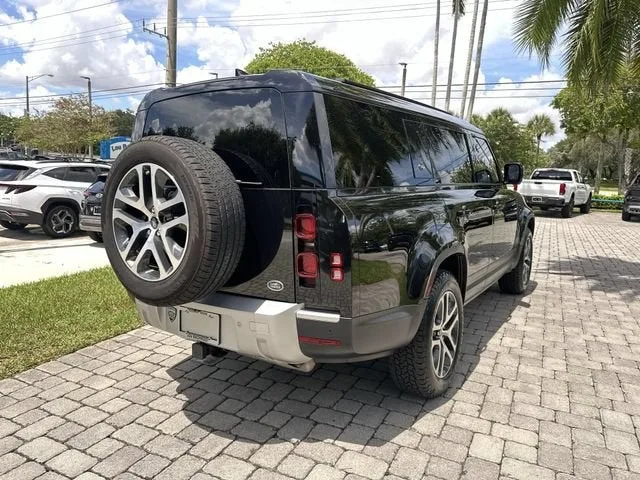 2023 Land Rover Defender SE photo 36