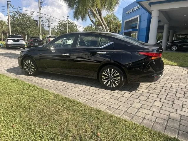 2025 Nissan Altima SV photo 32