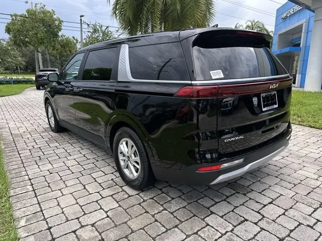 2024 Kia Carnival LX photo 34