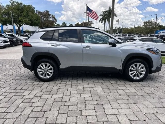 2023 Toyota Corolla Cross LE photo 14