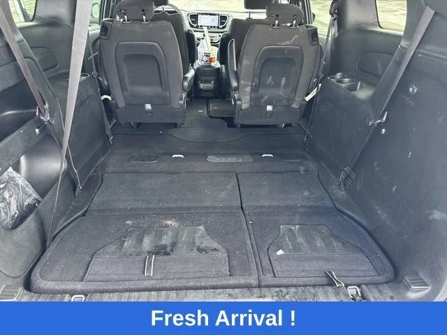 2024 Chrysler Pacifica Touring photo 4