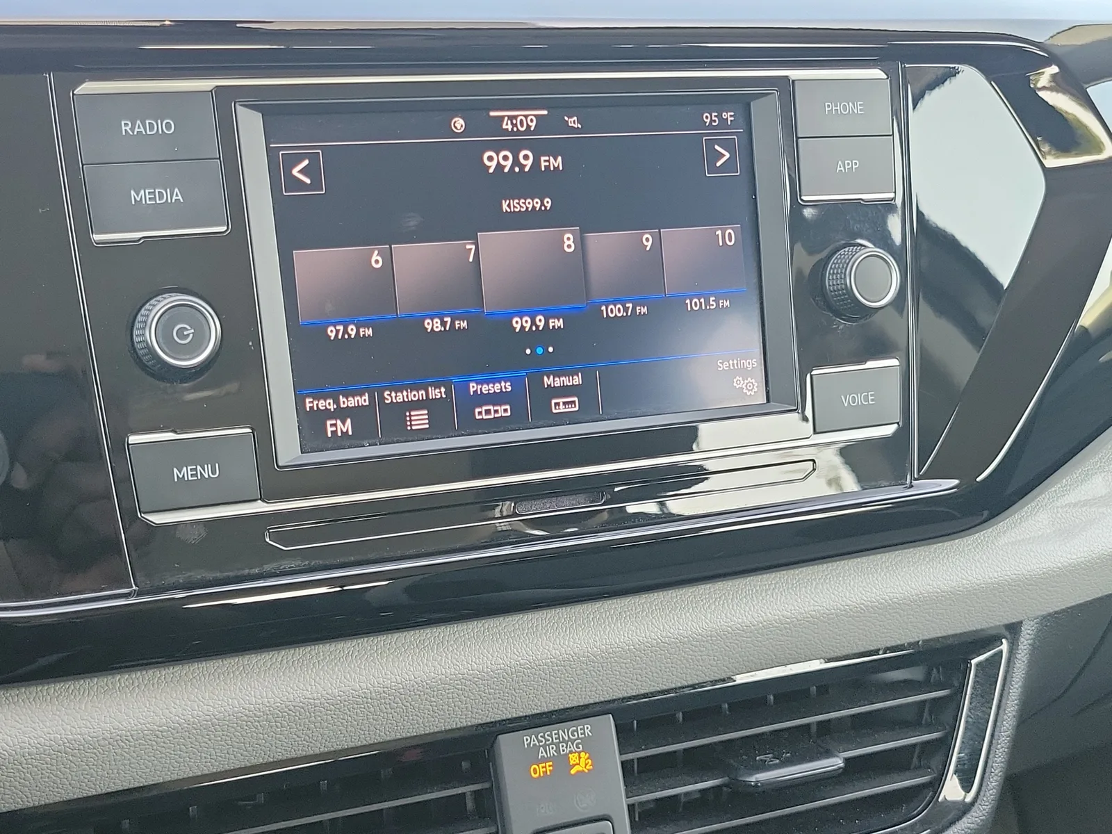 2023 Volkswagen Taos S photo 27
