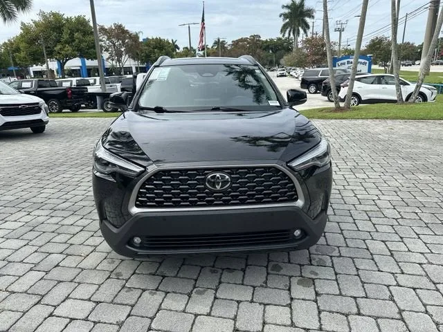 2025 Toyota Corolla Cross XLE photo 18
