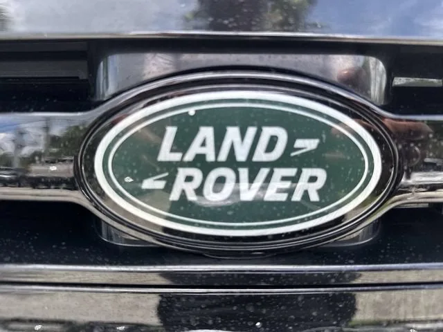 2023 Land Rover Defender SE photo 10