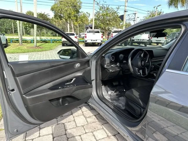 2025 Hyundai Elantra SEL Convenience photo 22