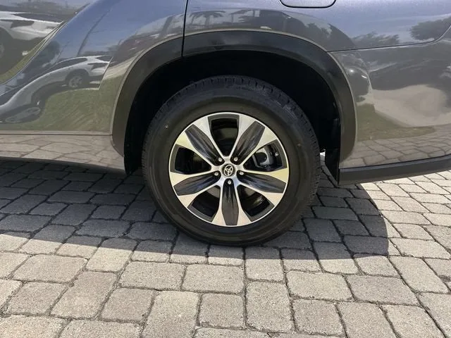 2024 Toyota Highlander LE photo 11