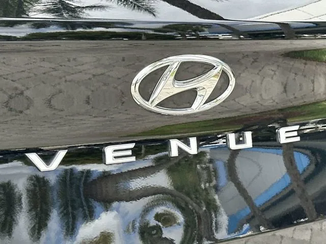 2025 Hyundai Venue SEL photo 12