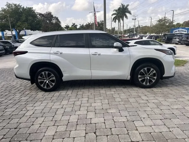2024 Toyota Highlander LE photo 14
