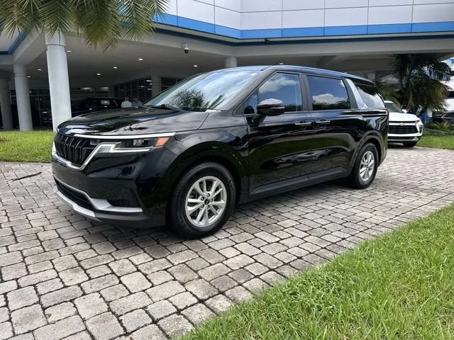 2024 Kia Carnival LX photo 21