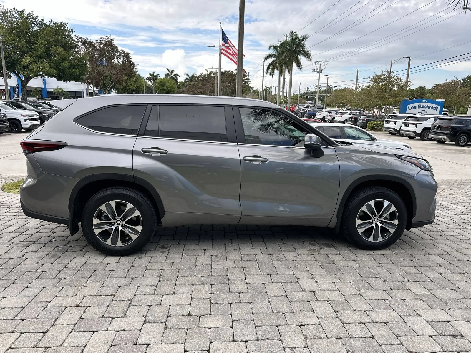 2025 Toyota Highlander LE photo 9