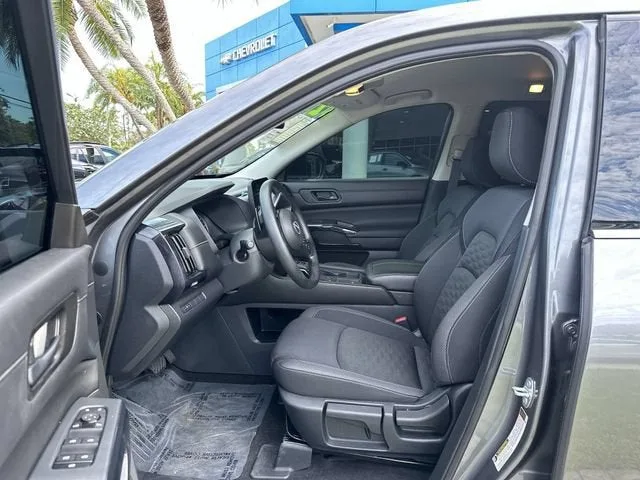 2024 Nissan Pathfinder S photo 29