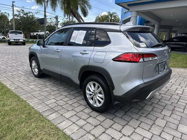 2023 Toyota Corolla Cross LE photo 31