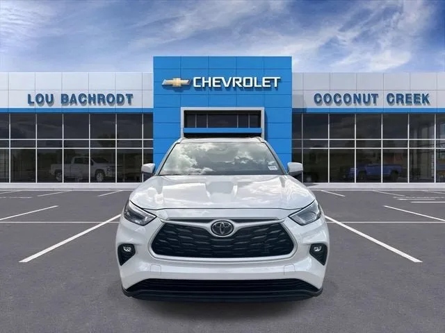 2024 Toyota Highlander LE photo 3