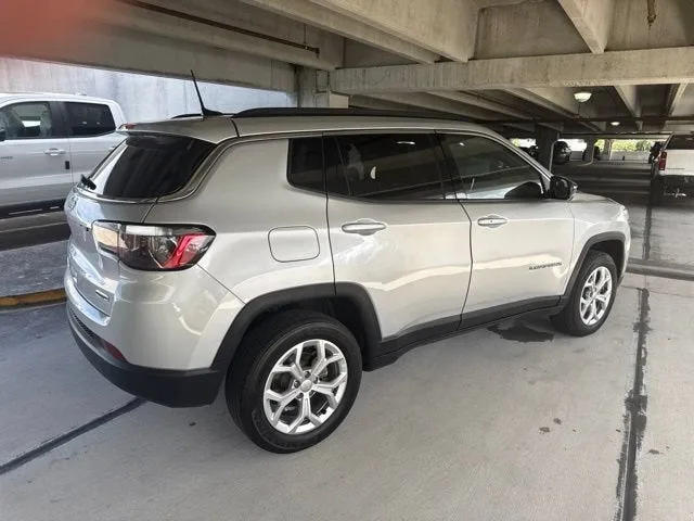 2024 Jeep Compass Latitude photo 16