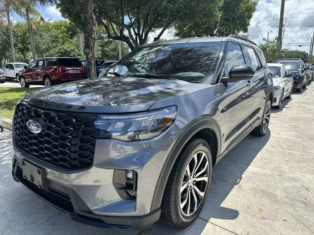 2025 Ford Explorer ST-Line photo 16