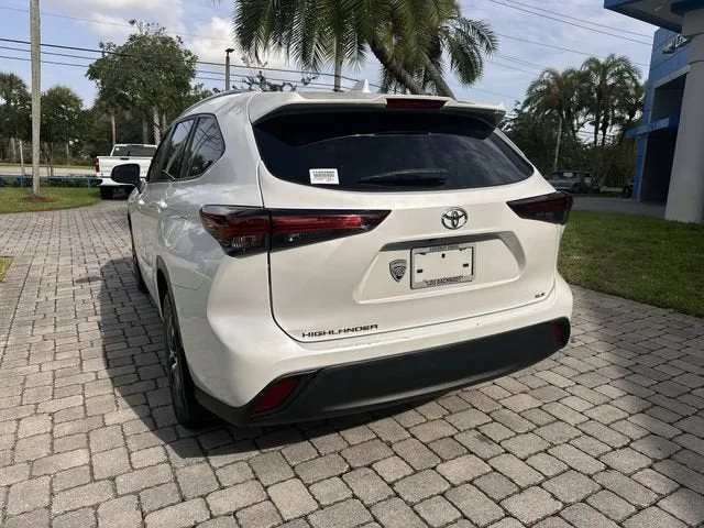 2024 Toyota Highlander LE photo 35
