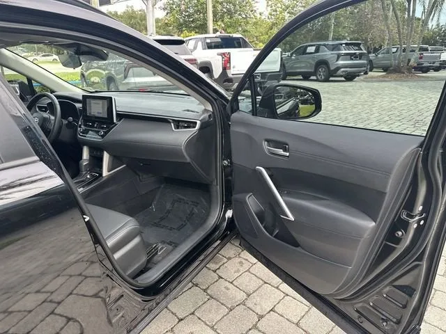 2025 Toyota Corolla Cross XLE photo 23