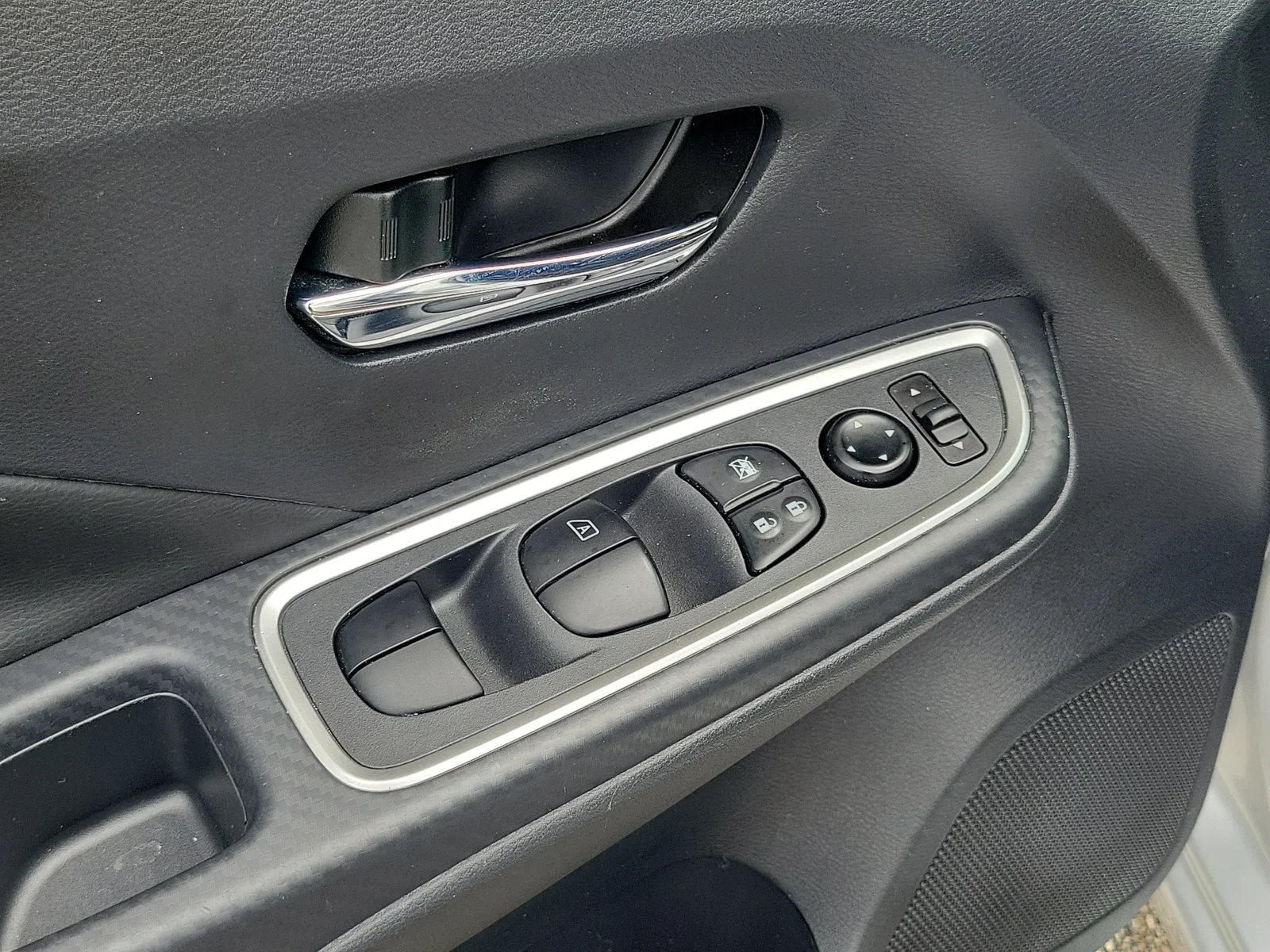 2025 Nissan Versa SR photo 15