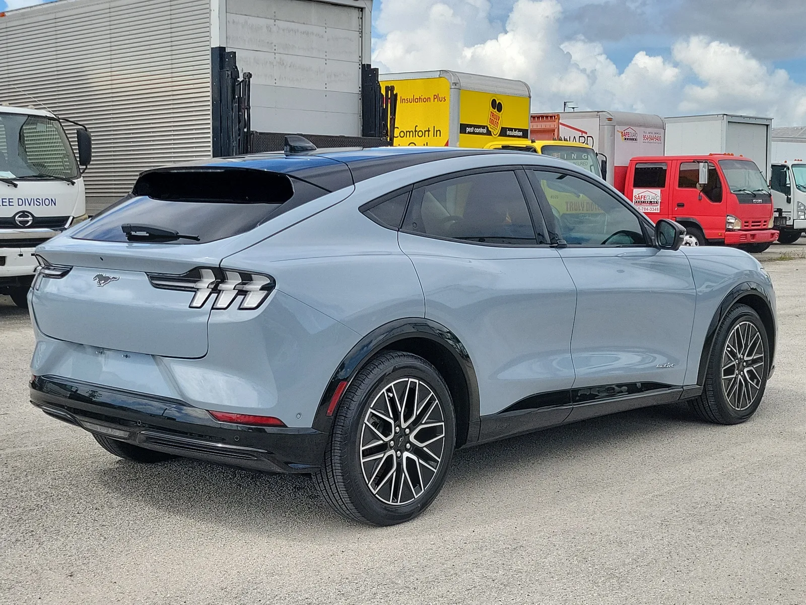 2024 Ford Mustang Mach-E Premium photo 3