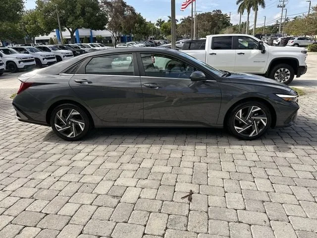2025 Hyundai Elantra SEL Convenience photo 14